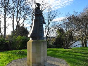 Statue on Mary Queen of Scots Tours